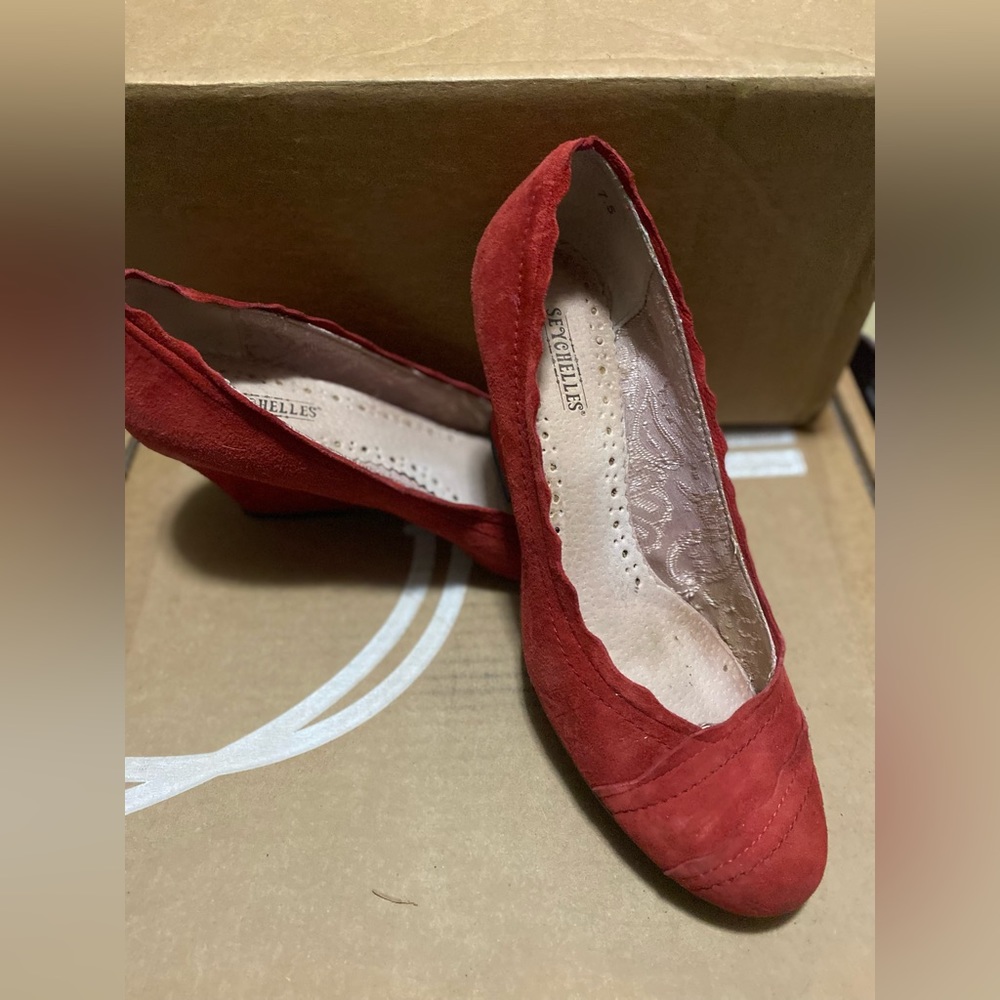 Seychelles red round toes wedges